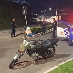 O rapaz, de 16 anos, estava com duas buchas da droga e estava na garupa de uma moto utilizada em uma corrida por aplicativo; o condutor foi multado por não apresentar CNH e por pilotar de chinelos