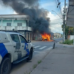 Suspeito foi baleado durante patrulhamento da Polícia Militar, no início da manhã desta segunda-feira (23); horas depois, coletivo do Transcol foi queimado por encapuzados