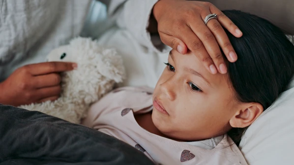 Enquanto em adultos os sinais de gravidade costumam aparecer de forma gradual, em crianças o quadro pode evoluir de maneira repentina, muitas vezes logo após a febre baixar