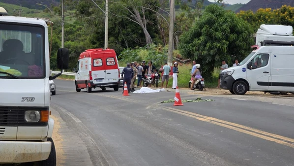 Moto pilotada pela vítima colidiu com um veículo de carga; condutor não resistiu ao impacto e morreu no local