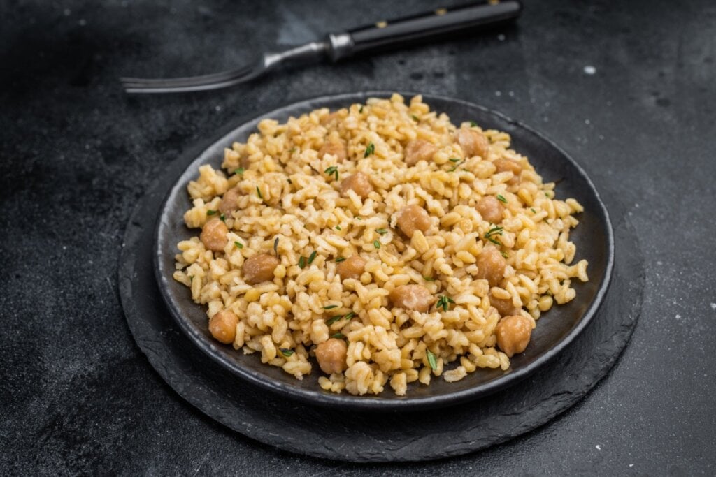 Arroz integral com grão-de-bico (Imagem: Mironov Vladimir | Shutterstock) 