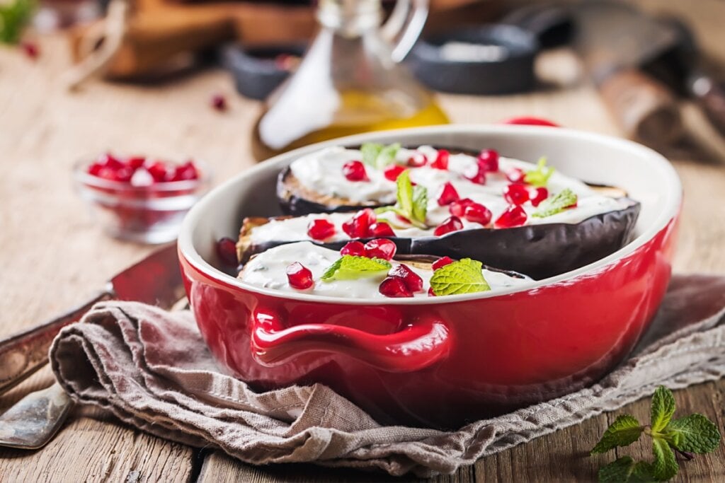 Berinjela assada com molho de iogurte e romã (Imagem: Goskova Tatiana | Shutterstock)