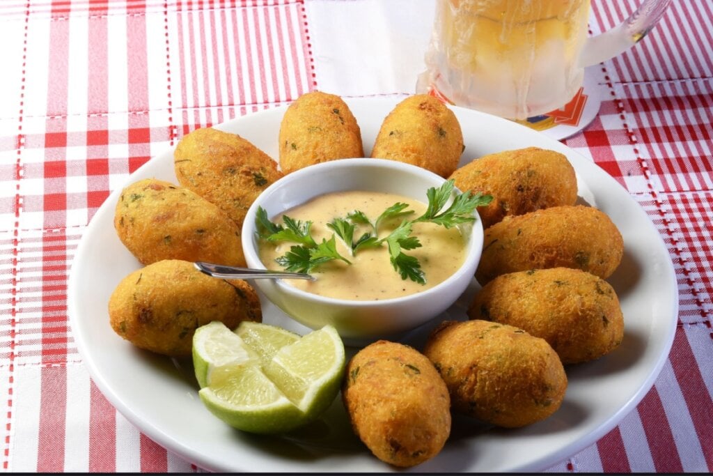 Bolinho de bacalhau (Imagem: Giovanni Seabra Baylao | Shutterstock) 