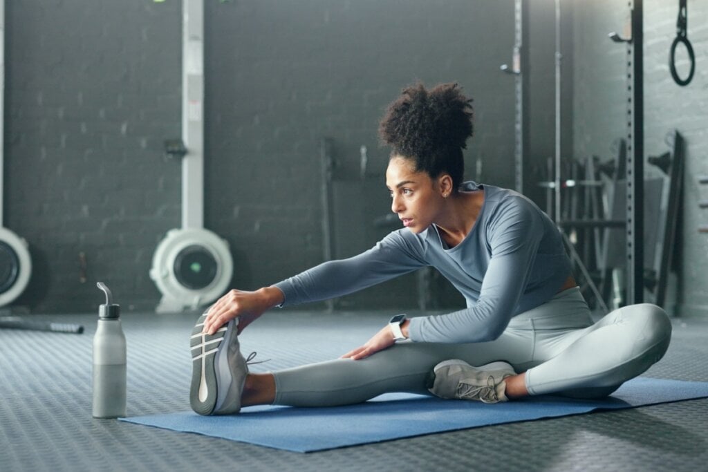 Retomar os treinos com calma é essencial para evitar lesões após dias intensos de festa (Imagem: PeopleImages.com – Yuri A | Shuttterstock)