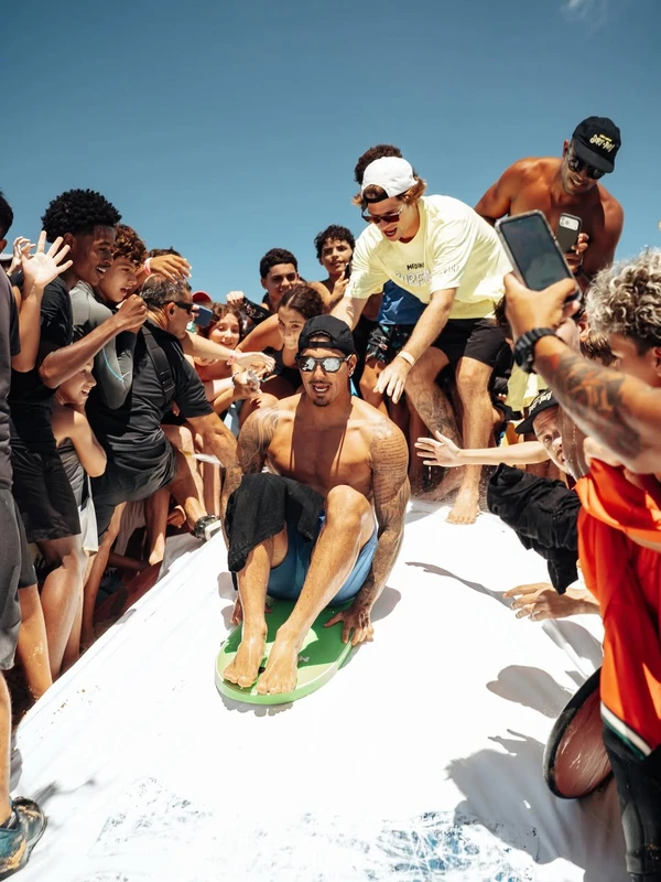 Gabriel Medina faz a alegria na criançada na 2ª edição do Medininha Surf Day, no ES