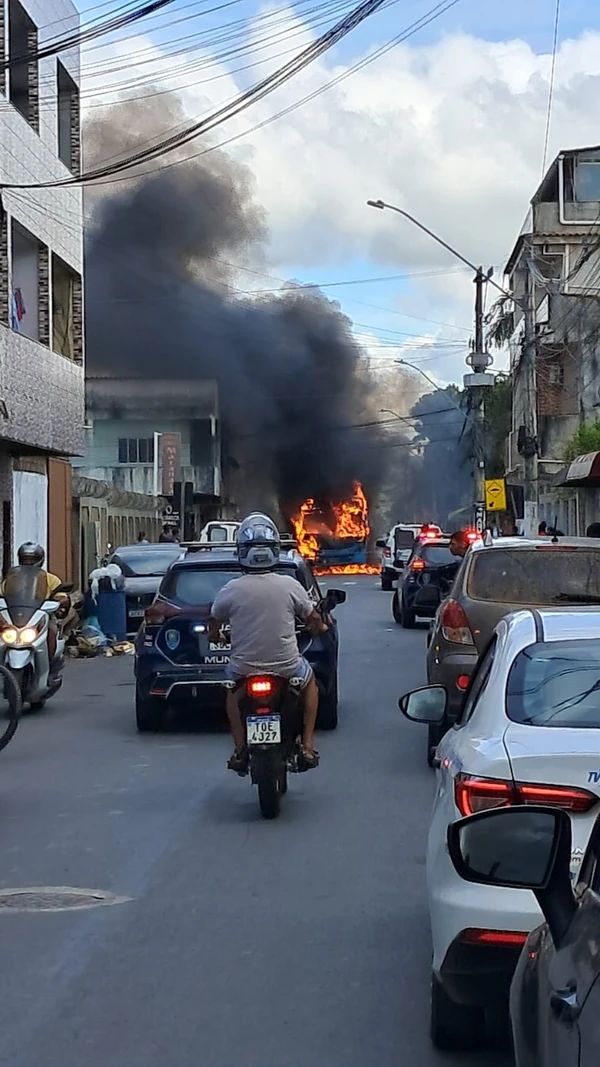 Ônibus da linha 616 foi incendiado na Avenida Brasil, na manhã desta segunda-feira (23) por Archimedes Patricio