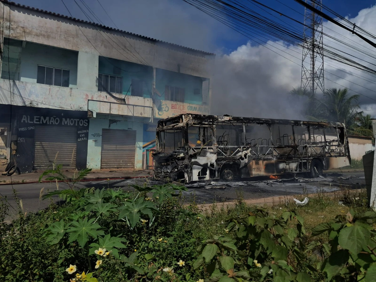 Ônibus da linha 616 foi incendiado na Avenida Brasil, na manhã desta segunda-feira (23) por Archimedes Patricio