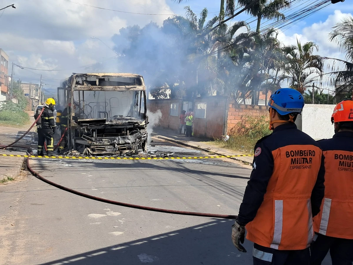 Ônibus da linha 616 foi incendiado na Avenida Brasil, na manhã desta segunda-feira (23) por Archimedes Patricio