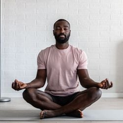 Simples e acessível, ela pode ser feita ao acordar, antes de dormir ou em qualquer pausa ao longo do dia