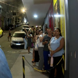 Laila Campos trabalha em Campo Grande e atrai curiosos para experimentar um cardápio variado que inclui bolo pudim, bolo de chocolate, torta de morango e o especial da casa, o "bolo retrô"