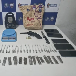 Grupo foi flagrado fracionando maconha para venda; revólver calibre 32 foi encontrado na casa de um dos menores