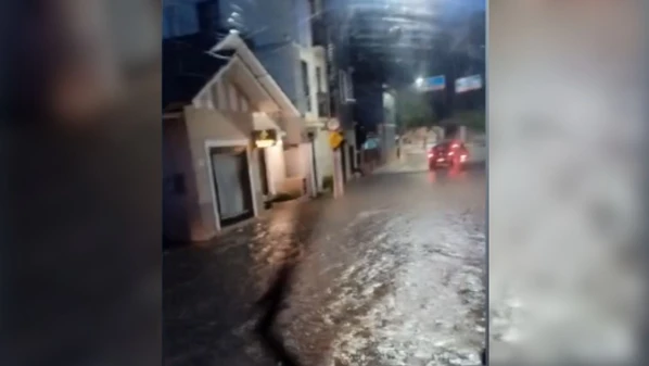 A Defesa Civil Municipal informou que choveu 40 milímetros em meia hora, volume expressivo para curto intervalo de tempo