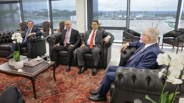 Proposta foi definida em reunião entre presidentes da Câmara, do Senado e do STF, nesta terça-feira (24)