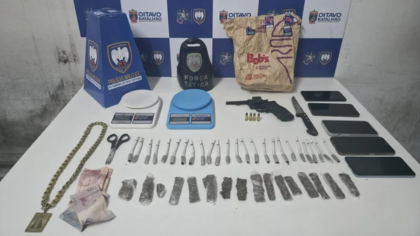 Grupo foi flagrado fracionando maconha para venda; revólver calibre 32 foi encontrado na casa de um dos menores