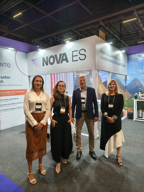 Christiane Menezes, gerente de Negócios da NOVA ES; Patrícia Gouvêa, diretora-presidente da NOVA ES; Marcos Kneip, diretor de Negócios do Bandes e Fernanda Vargas, gerente de Negócios do Bandes.  