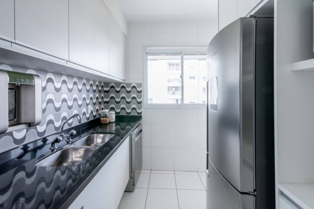 A quantidade de cubas transforma a rotina, otimiza tarefas e organiza o preparo dos alimentos (Projeto: Isabella Nalon | Imagem: Julia Herman)