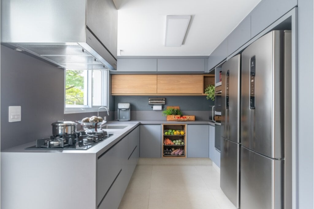 O equilíbrio entre cuba e bancada preserva espaço para outras atividades (Projeto: Isabella Nalon | Imagem: Julia Herman)