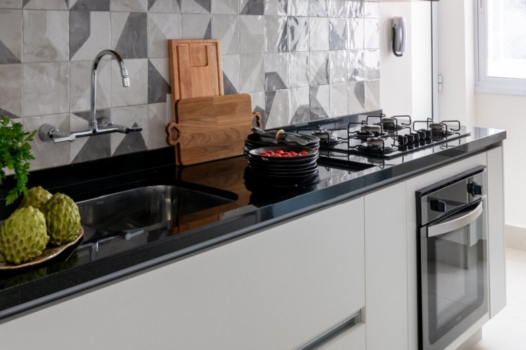 O tipo de instalação da cuba impacta diretamente na limpeza, no visual e na praticidade (Projeto: Isabella Nalon | Imagem: Julia Herman)