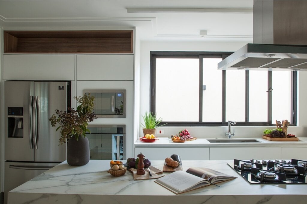 Profundidade, altura e posicionamento corretos evitam desconfortos durante o uso da cuba (Projeto: Isabella Nalon | Imagem: Julia Herman)