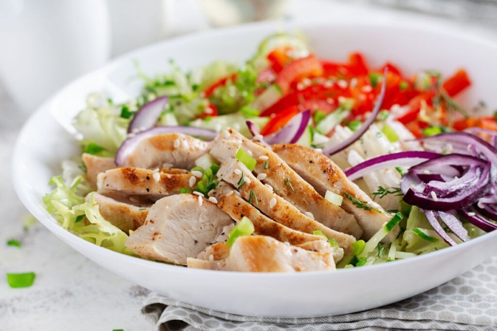 Salada com frango grelhado (Imagem: Timolina | Shutterstock)