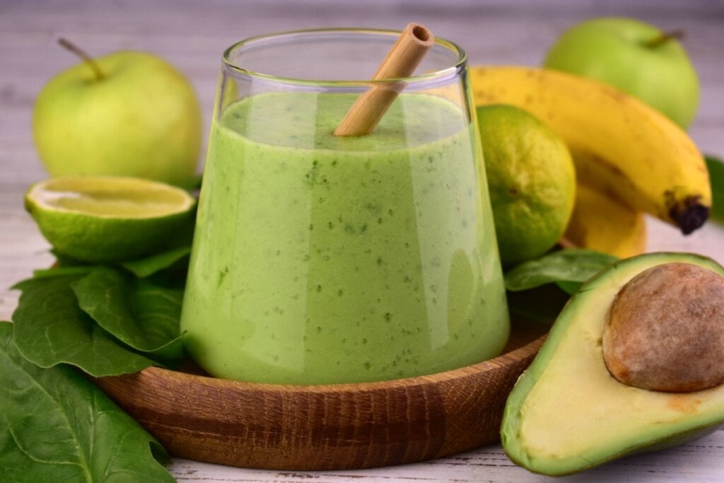 Smoothie verde com abacate (Imagem: Olivka888 | Shutterstock)