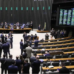 Versão final do projeto de lei foi aprovada nesta terça-feira (24); proposta foi votada por acordo, após relator manter parte das mudanças promovidas pelo Senado