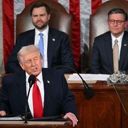 Segundo correspondente da BBC, presidente dos EUA fez acenos à base eleitoral e provocou adversários em fala marcada por recursos teatrais.