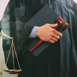 Plenário do STF decide nesta quarta (25/2) se ratifica liminar do ministro Flávio Dino suspendendo remunerações extras e indenizações acima do teto constitucional, enquanto juízes ameaçam entrar em greve. Entenda o que está em jogo em 5 exemplos de benefícios inacreditáveis.