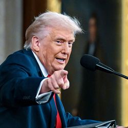 A BBC verificou as alegações do governo Trump de que os índices de criminalidade e homicídios nos EUA estão nos níveis mais baixos em 125 anos.