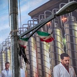 Ataques dos Estados Unidos e de Israel no ano passado o enfrequeceram, mas o governo iraniano tem feito esforços para reconstruí-lo.