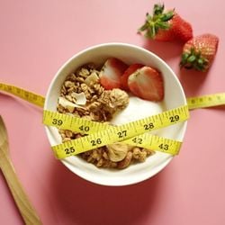 Manter atenção aos hábitos alimentares é uma medida importante para prevenir o aumento da barriga