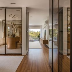 Arquitetos explicam como o material une estética e desempenho técnico para criar ambientes mais amplos e elegantes