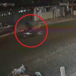 Vítima atravessava fora da faixa quando foi atingida na Avenida Saturnino Rangel Mauro, na noite da última terça-feira (24); acidente foi registrado por câmera de segurança