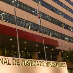 Com a decisão, foi expedido um mandado de prisão do homem de 35 anos e da mãe da vítima; sentença anterior havia fixado pena de nove anos e quatro meses de prisão e o homem estava preso preventivamente