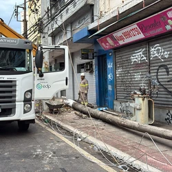 Intervenção ocorreu na Avenida Jerônimo Monteiro, perto do Palácio Anchieta, após moradores apontarem risco de queda da estrutura antiga