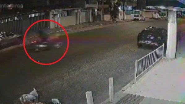 Vítima atravessava fora da faixa quando foi atingida na Avenida Saturnino Rangel Mauro, na noite da última terça-feira (24); acidente foi registrado por câmera de segurança