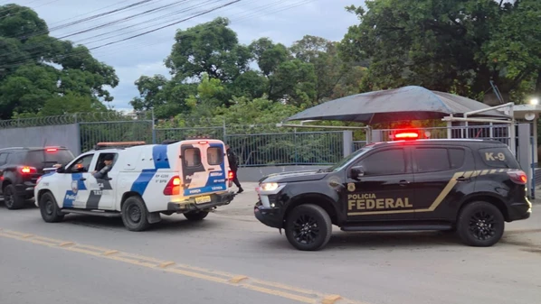 Ação da Polícia Federal e da PM foi realizada em Cachoeiro, Itapemirim e Marataízes e desarticulou esquema de recebimento e distribuição de drogas.