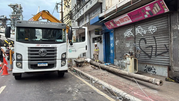 Intervenção ocorreu na Avenida Jerônimo Monteiro, perto do Palácio Anchieta, após moradores apontarem risco de queda da estrutura antiga
