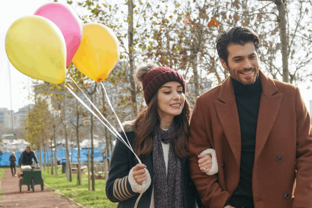 Em “Ferit e Nazli de Dolunay”, uma estudante de gastronomia e um empresário reservado veem a relação profissional se transformar em um amor cheio de desafios (Imagem: Reprodução digital | Globoplay)