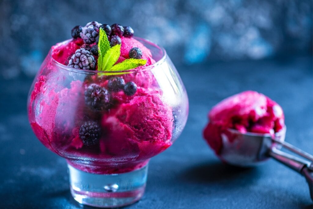 Frozen de iogurte com frutas vermelhas (Imagem: SOK Studio | Shutterstock)
