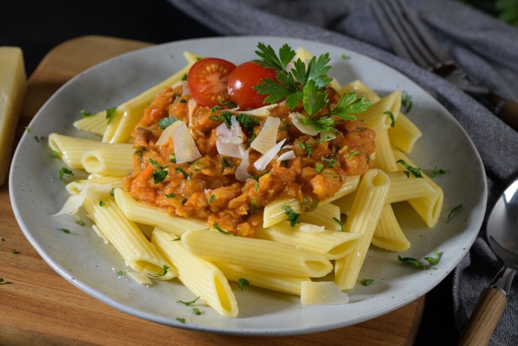 Penne ao molho bolonhesa de lentilha (Imagem: homydesign | Shutterstock)