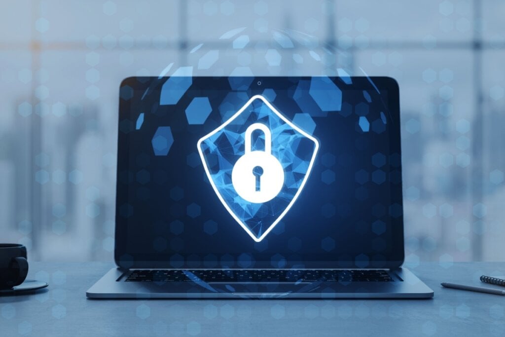 Softwares de antivírus ajudam a manter computadores, smartphones e outros dispositivos seguros (Imagem: Who is Danny | Shutterstock)