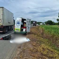 Acidente aconteceu na altura do km 164, na manhã desta quinta-feira (26); vítima morreu no local e caminhoneiro não se feriu
