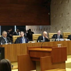 Verbas indenizatórias têm sido usadas para elevar salários para além do teto previsto na Constituição; Dino suspendeu pagamentos não previstos em lei e cobrou regulamentação do Congresso; PGR pede rejeição da decisão