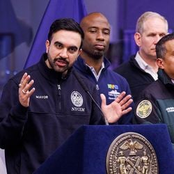 Departamento de Polícia de Nova York procura quatro pessoas que, segundo a corporação, feriram policiais com bolas de neve, em um comportamento que a comissária classificou como 'vergonhoso', mas que prefeito viu como 'guerra de neve entre crianças'.