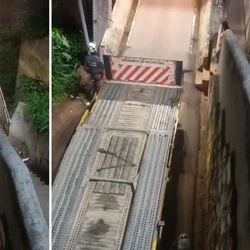 Veículo tentou atravessar a estrutura no Centro da cidade, apesar da proibição para caminhões à noite, e precisou dar marcha à ré com apoio da PM