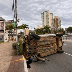 Veículo foi encontrado com as rodas para cima, próximo à Sedu, na manhã desta quinta-feira (26); condutor não foi localizado