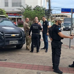 Ação conjunta cumpre mandados no Espírito Santo, Rio de Janeiro e Minas Gerais contra suspeitos de integrar esquema interestadual de tráfico de armas e entorpecentes