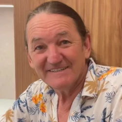 Marquito deu entrada no hospital na quarta-feira (25), após sofrer um mal súbito enquanto pilotava uma moto e cair na zona norte da capital paulista. O SBT, onde ele trabalha, disse que o artista teve ferimentos no rosto e uma fratura na costela