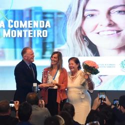 Líder dos estudos com a substância usada em tratamento de pessoas com lesão medular, Tatiana Sampaio celebra a pesquisa feita no Brasil, ao ser condecorada no Palácio Anchieta